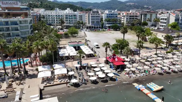 Marmaris’te Bedava Plaj Dönemi! Şezlong Ücretsiz Olunca Akın Ettiler