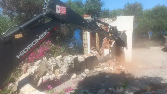 Sahili İşgal Edenlere Balyoz! Kaçak Duvarlar Yerle Bir Edildi