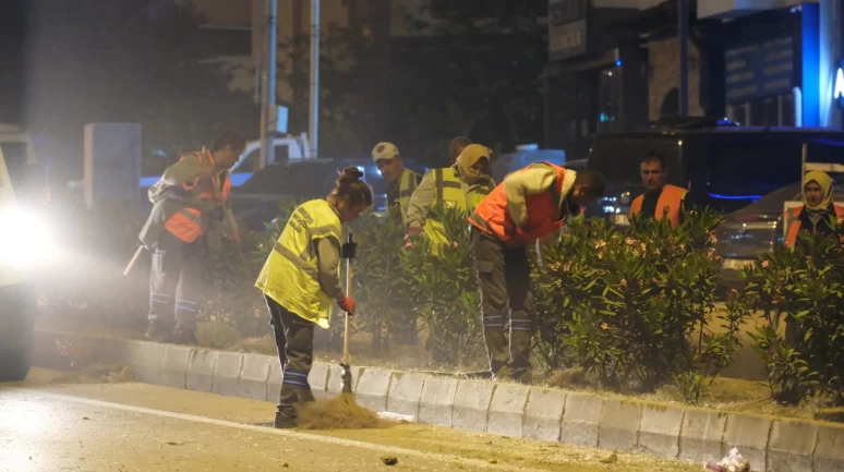 Bodrum Belediyesi Ekiplerinden Gece Temizlik Mesaisi