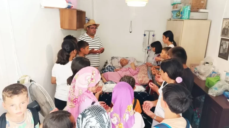 Bodrum’da Kur’an Kursu Öğrencilerinden Yaşlılara Gönül Ziyareti