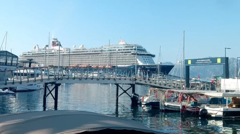 Marmaris Limanı’nda Alman Rüzgârı: Mein Schiff 5 ile 2.620 Turist!