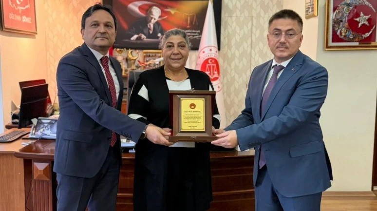 Şehit Annesine Adliyeden Plaketli Veda