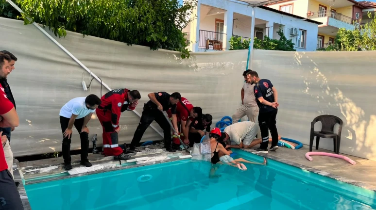 Havuzdaki Korku Dolu Anlar! 4 Yaşındaki Çocuğun Kolu Boruya Sıkıştı