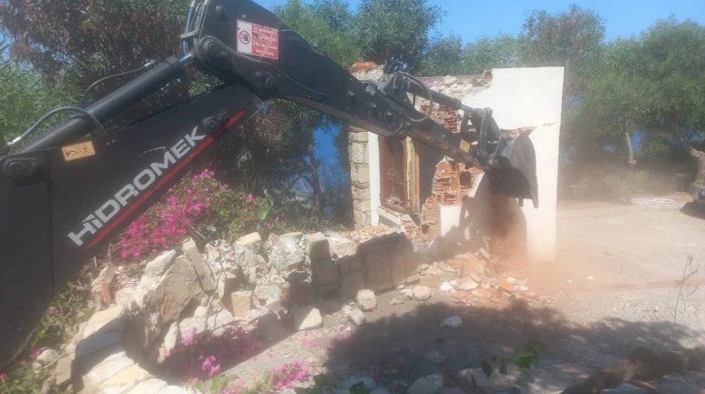 Sahili İşgal Edenlere Balyoz! Kaçak Duvarlar Yerle Bir Edildi
