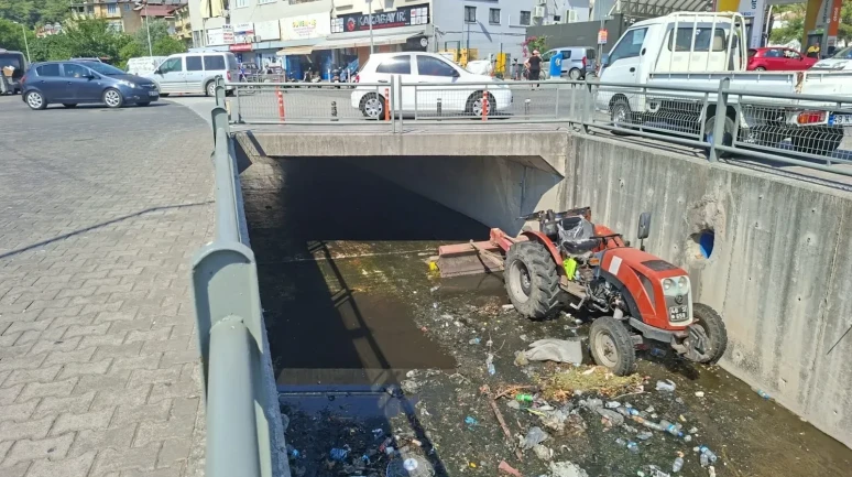 Ekipler Temizledi, Duyarsız Vatandaş Dereye Çöp Attı!