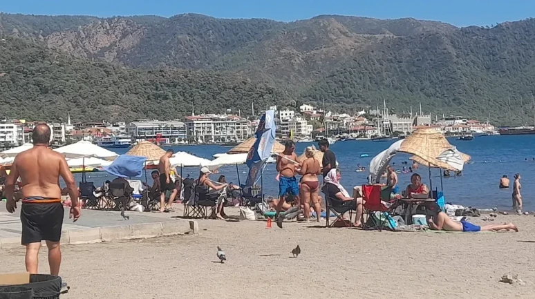 Görenler Gözlerine İnanamadı! Ücretsiz Denilen Plajda İğne Atsan Yere Düşmüyor!