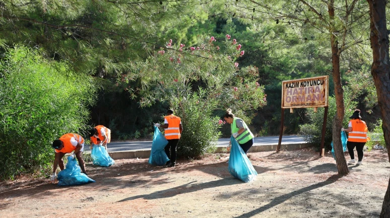 Gemiden İndiler, Ellerine Eldiveni Takıp İşe Koyuldular! Marmaris’te Dikkat Çeken Görüntü
