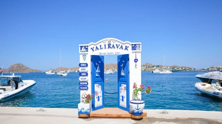 Bodrum’da “Maviye Açılan Kapı” Yalıkavak’a Geldi! Manzarası Büyüledi