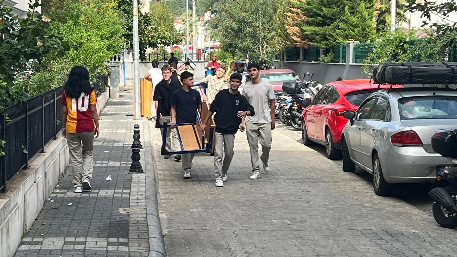 Marmaris’te Öğrencilere Sıra Taşıttılar: Skandal Meclis Gündeminde!