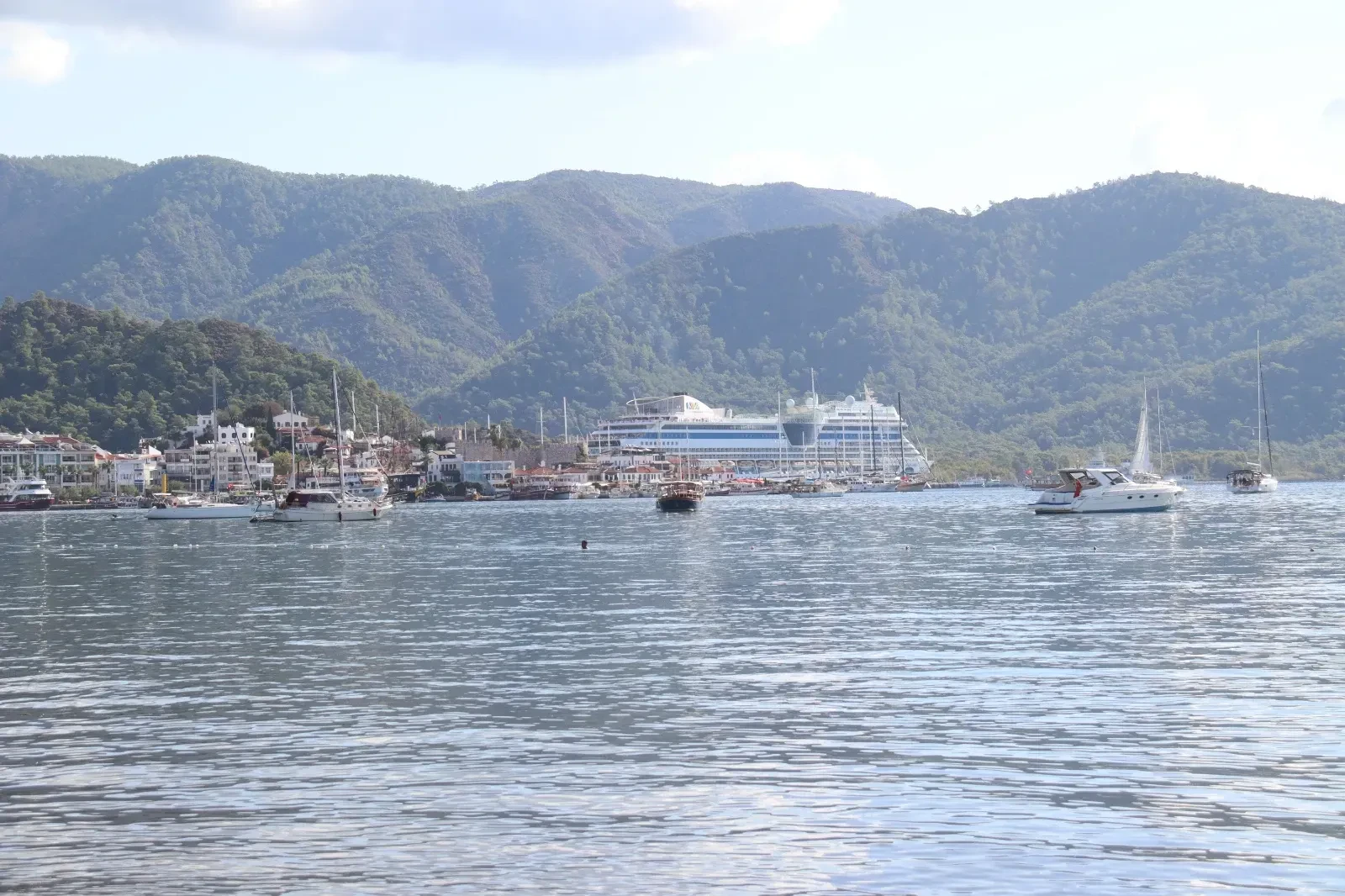 İtalya bayraklı dev kruvaziyer Marmaris’te demir attı