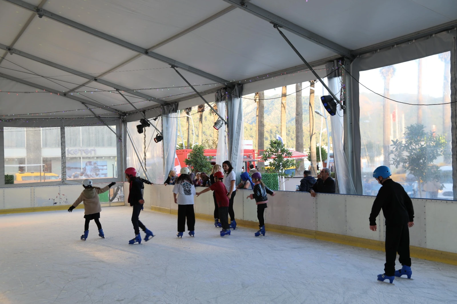 Yeni Yıl Festivali Renkli Başladı: Buz Pisti Yoğun İlgi Görüyor
