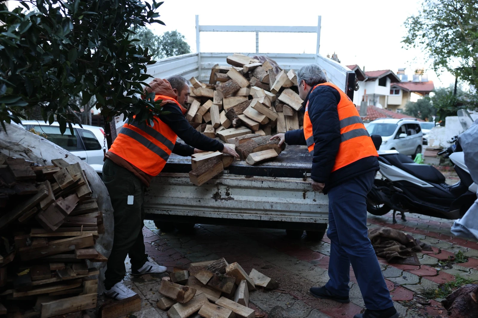 Marmaris Belediyesi'nden 53 haneye odun desteği