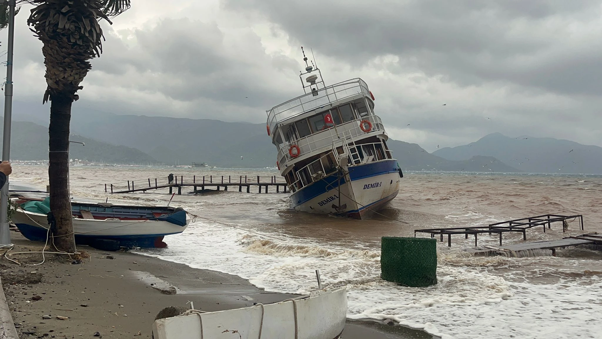 Turuncu Kod Sonrası Marmaris’te Fırtına: Gezi Teknesi Karaya Oturdu