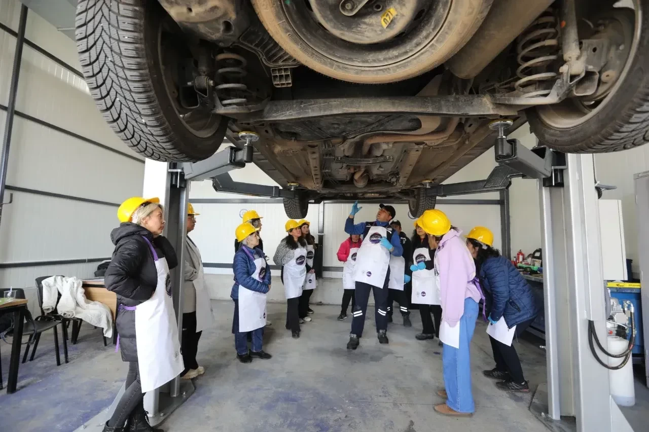 Muğla'da Kadınlara Aracı Kendi Başlarına Onarma Eğitimi Veriliyor: Özgüvenlerini Artıran Kadınlar, Bağımsızlıklarını Kazanıyor