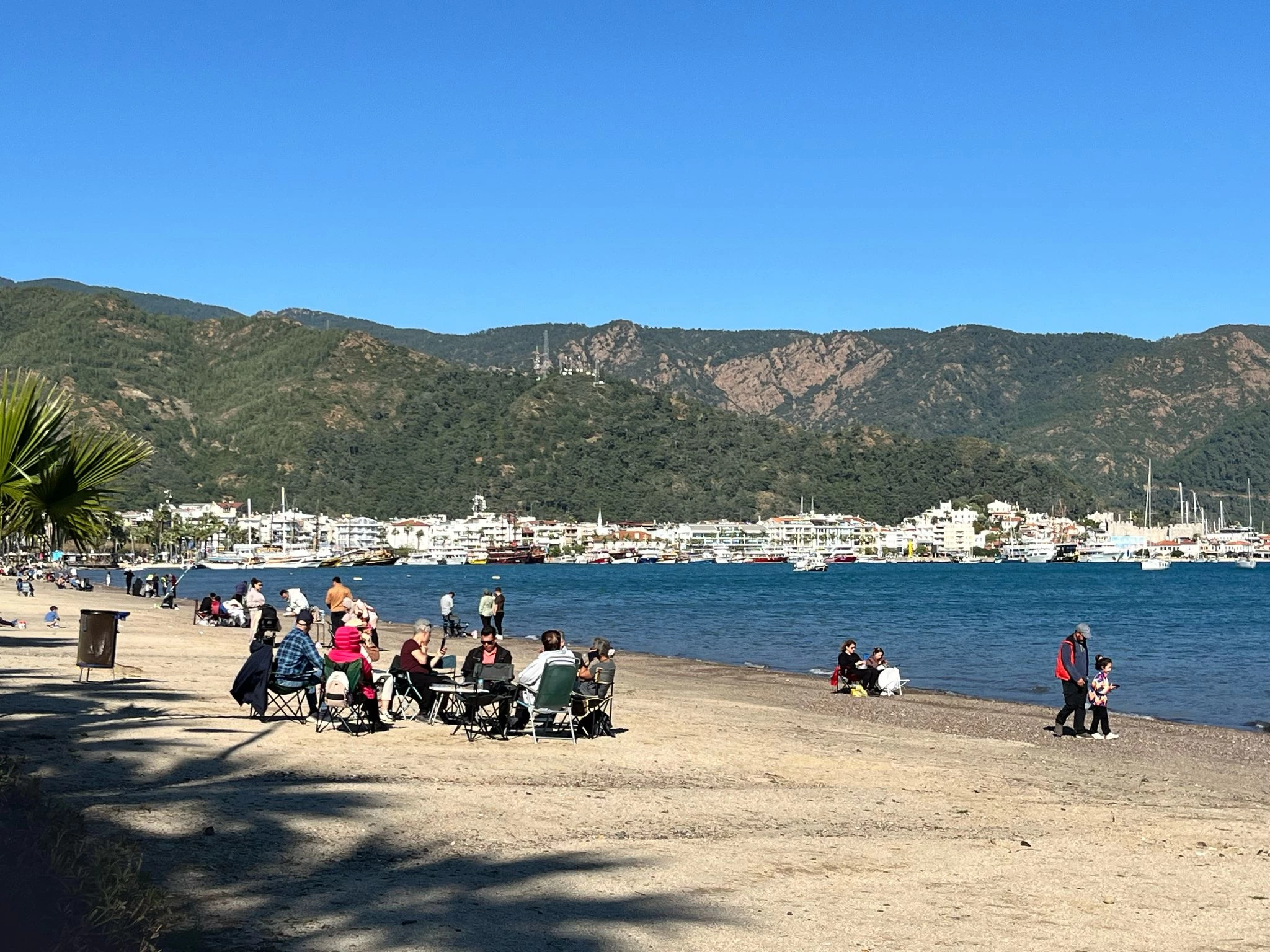 Marmaris Sahillerinde Baharın Keyfi: Hava Sıcak, Turistler Denize Akın Etti