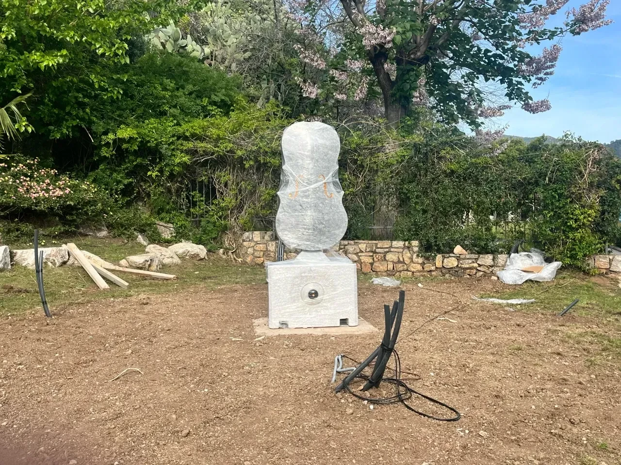 Marmaris'te Sanatsal Yenilik: Müzikli Çello Heykeli Kültür ve Sanat Evi'nde Ziyaretçilere Ruhsal Deneyim Sunacak