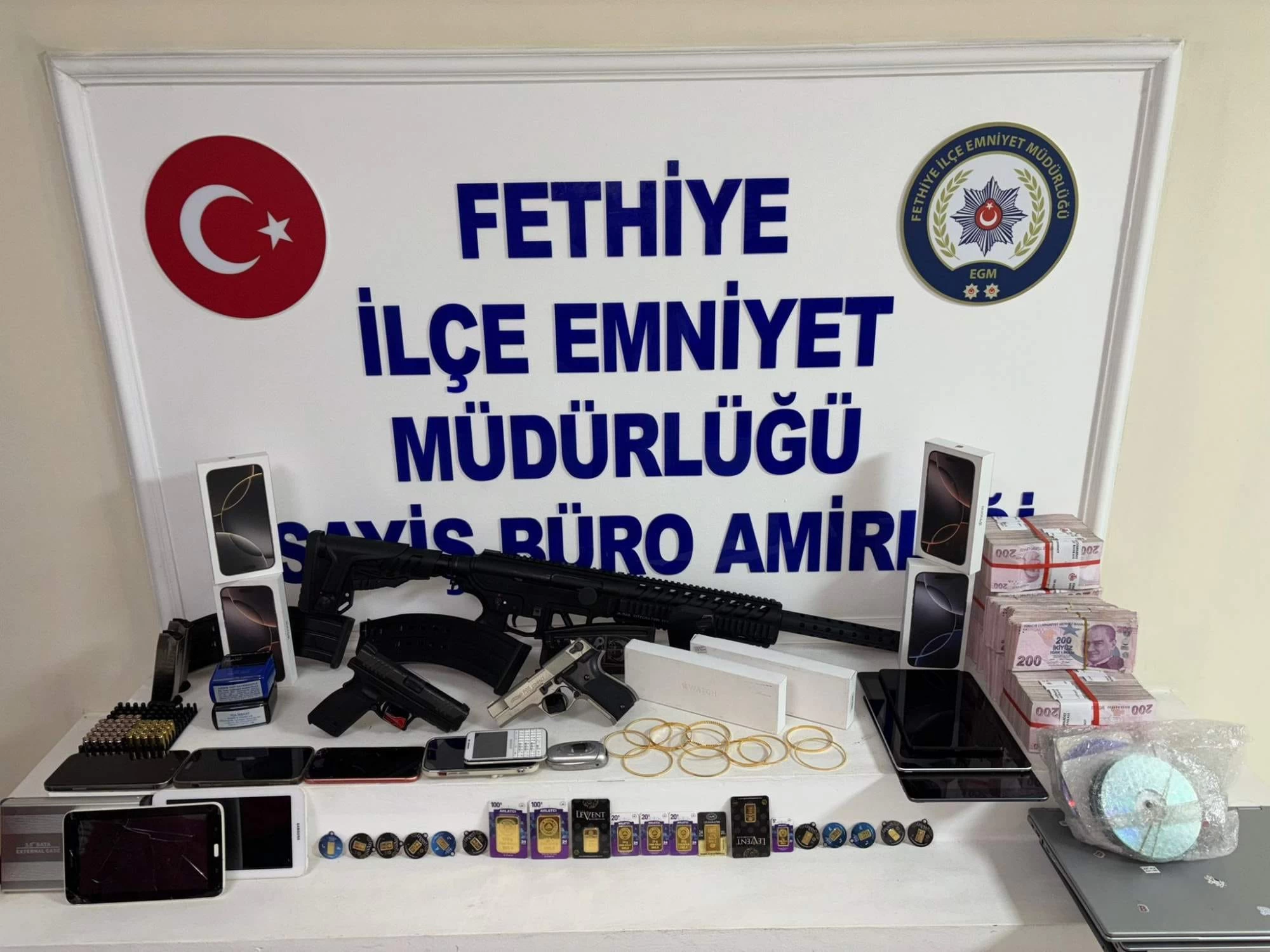 Fethiye’de Suçüstü: Yüklü Miktarda Altın ve Nakit Ele Geçirildi