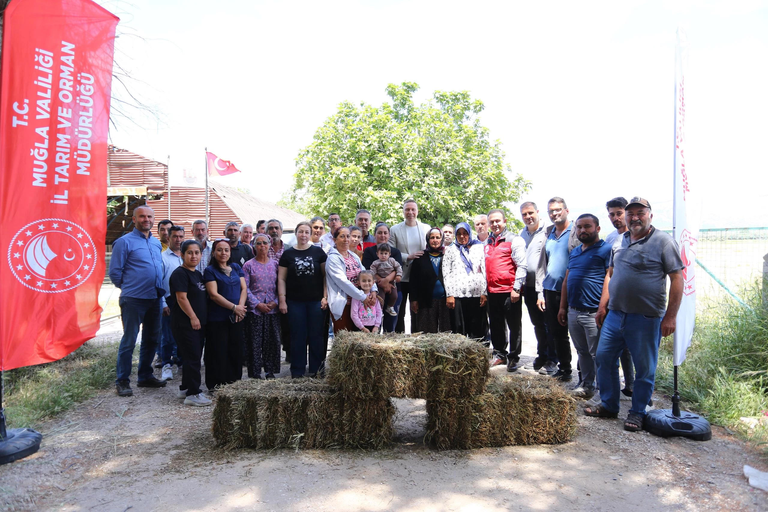 Kadın Çiftçilere 1300’ün Üzerinde Balya Dağıtıldı