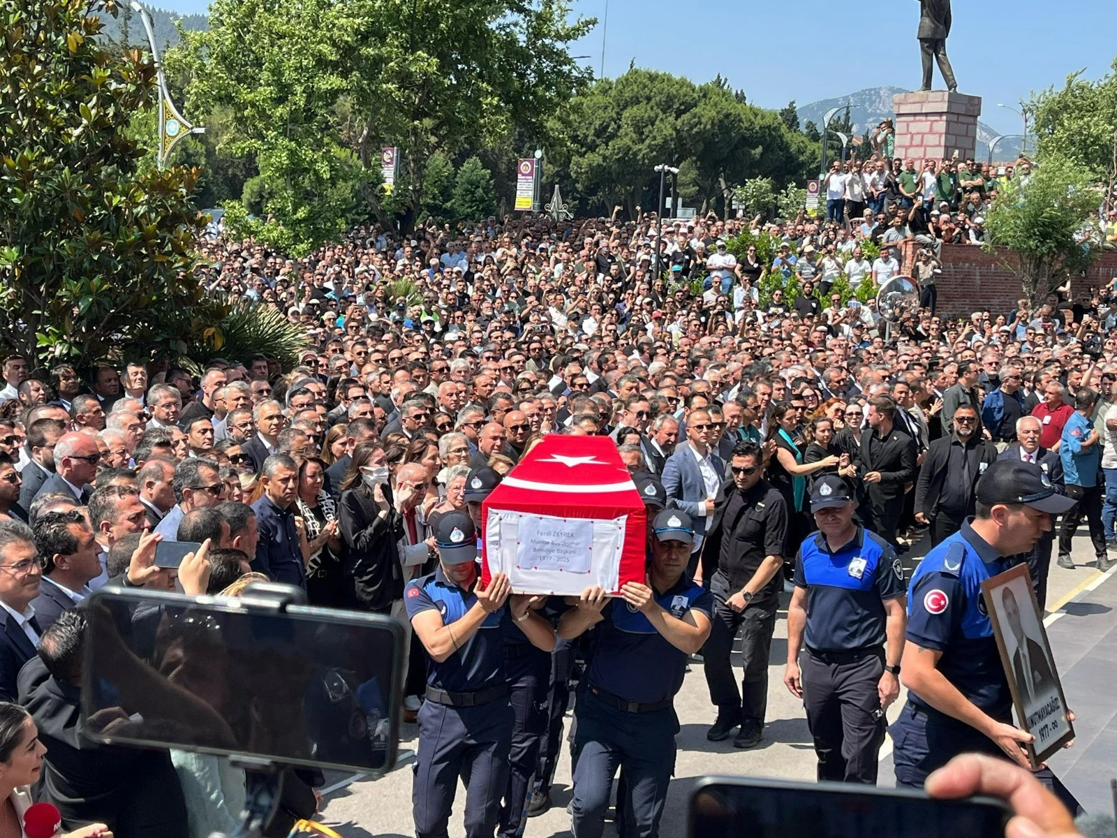 Başkan Ünlü Ferdi Zeyrek’in cenaze törenine katıldı
