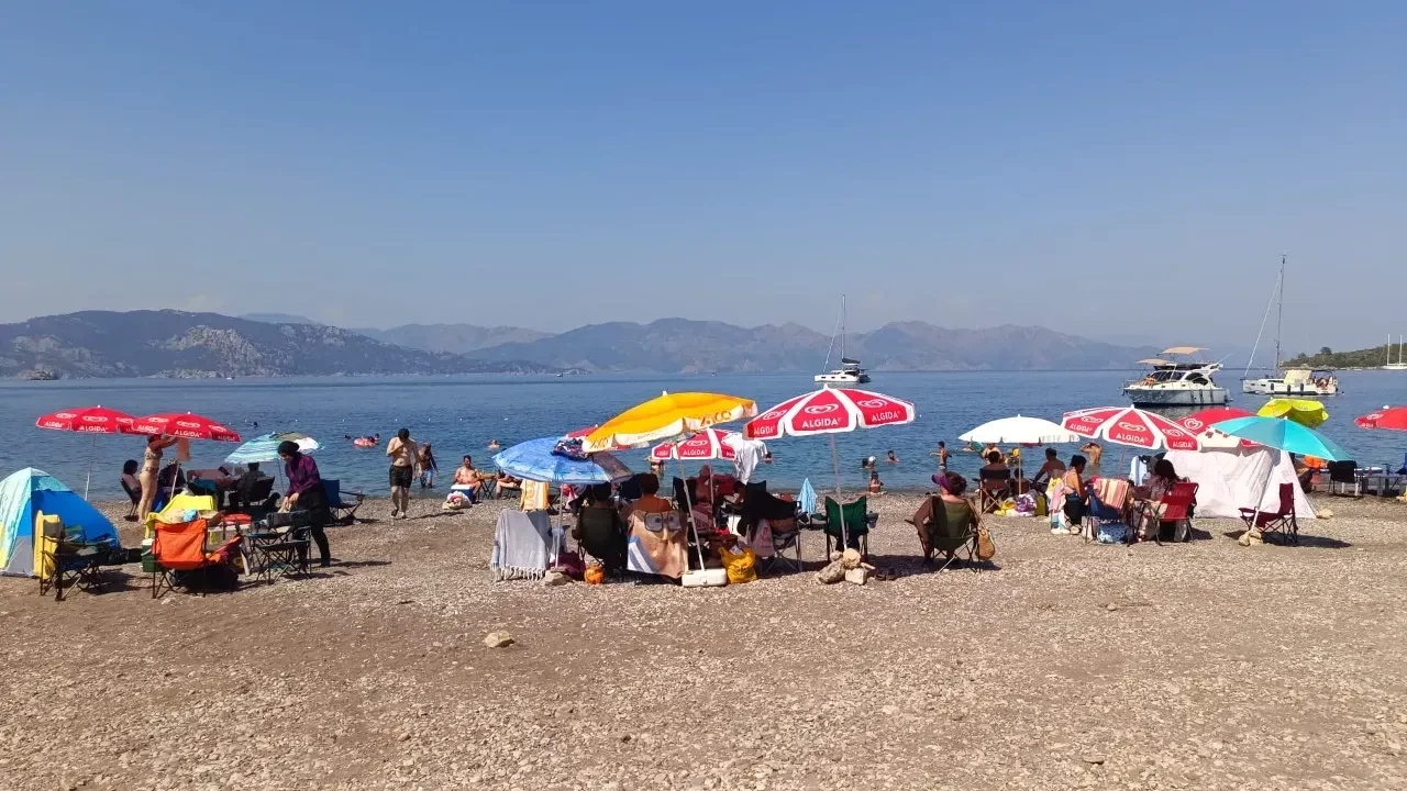 Karavanlar Gitti, Günübirlikçiler Geldi: Kumlubük Sahili Yeniden Doldu