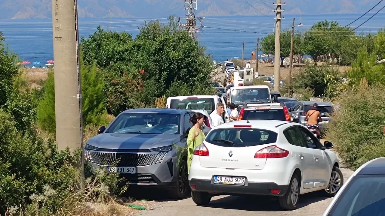 Kumlubük ve Amos’a Tatilci Akını, Trafiği Felç Etti