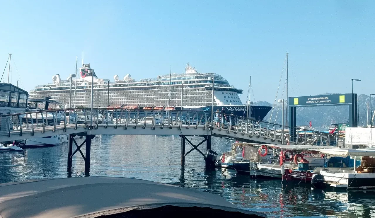 Marmaris Limanı’nda Alman Rüzgârı: Mein Schiff 5 ile 2.620 Turist!