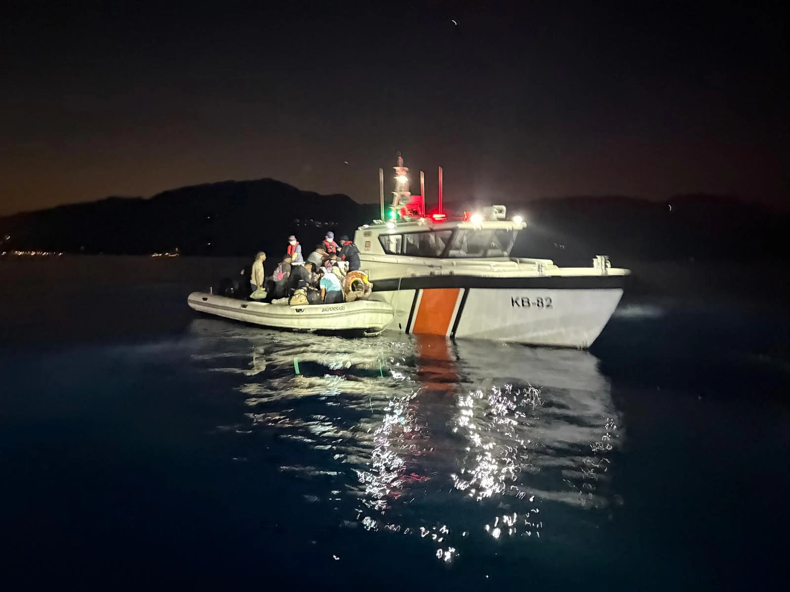 Denizde Umuda Yolculuk Son Buldu: 18 Göçmen, 15 Çocuk ve 1 Organizatör Yakalandı