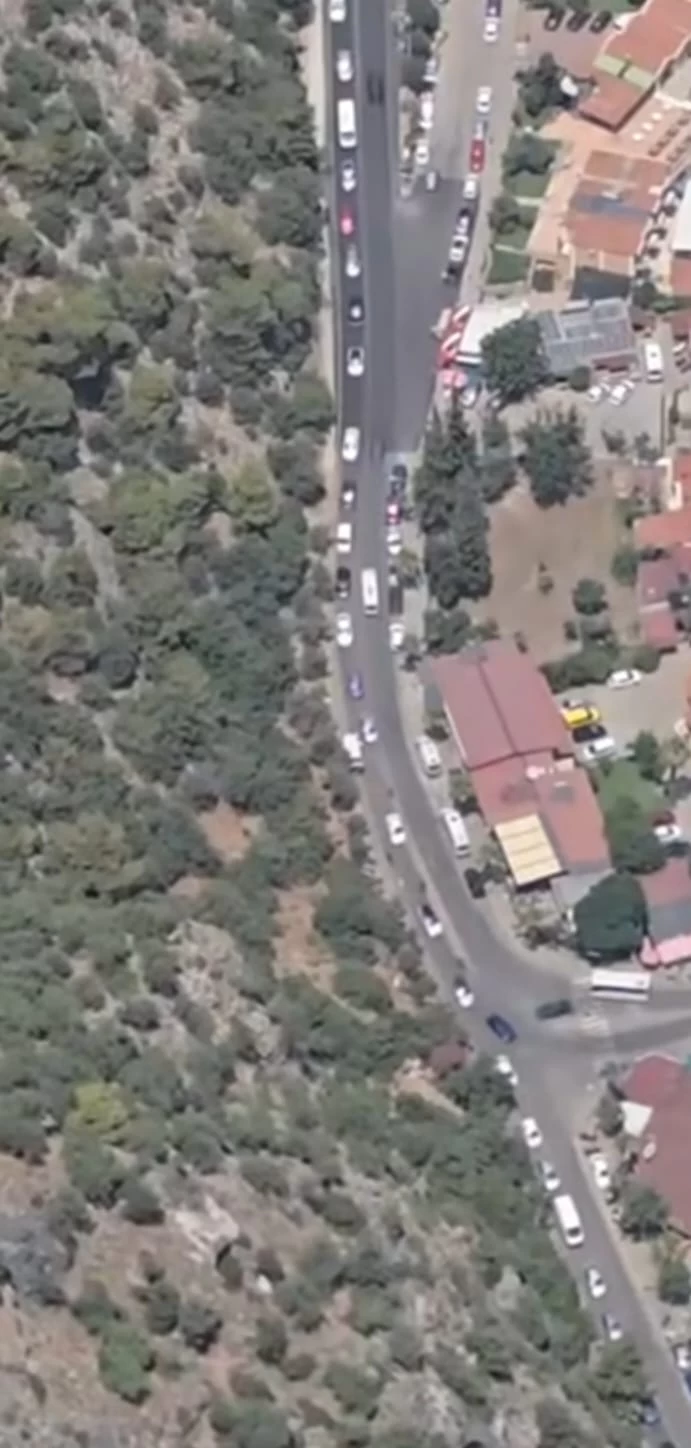 Ölüdeniz yollarında tatilci trafiği: 5 kilometrelik kuyruk