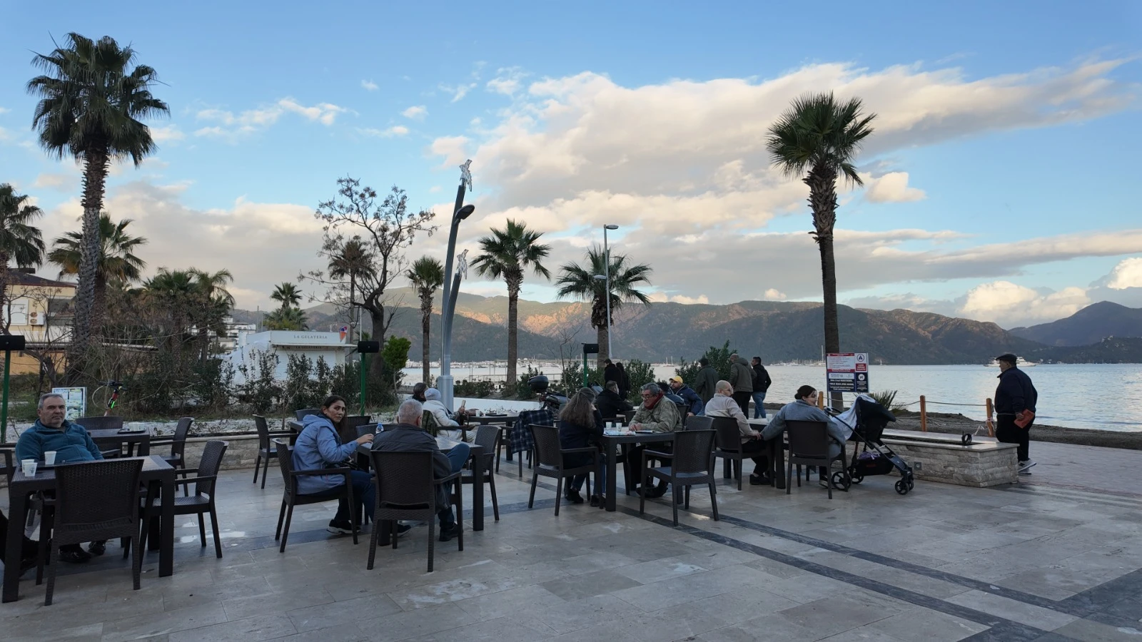 Deniz Manzaralı Halk Kafesi Kışın da Marmarislilerin Gözdesi