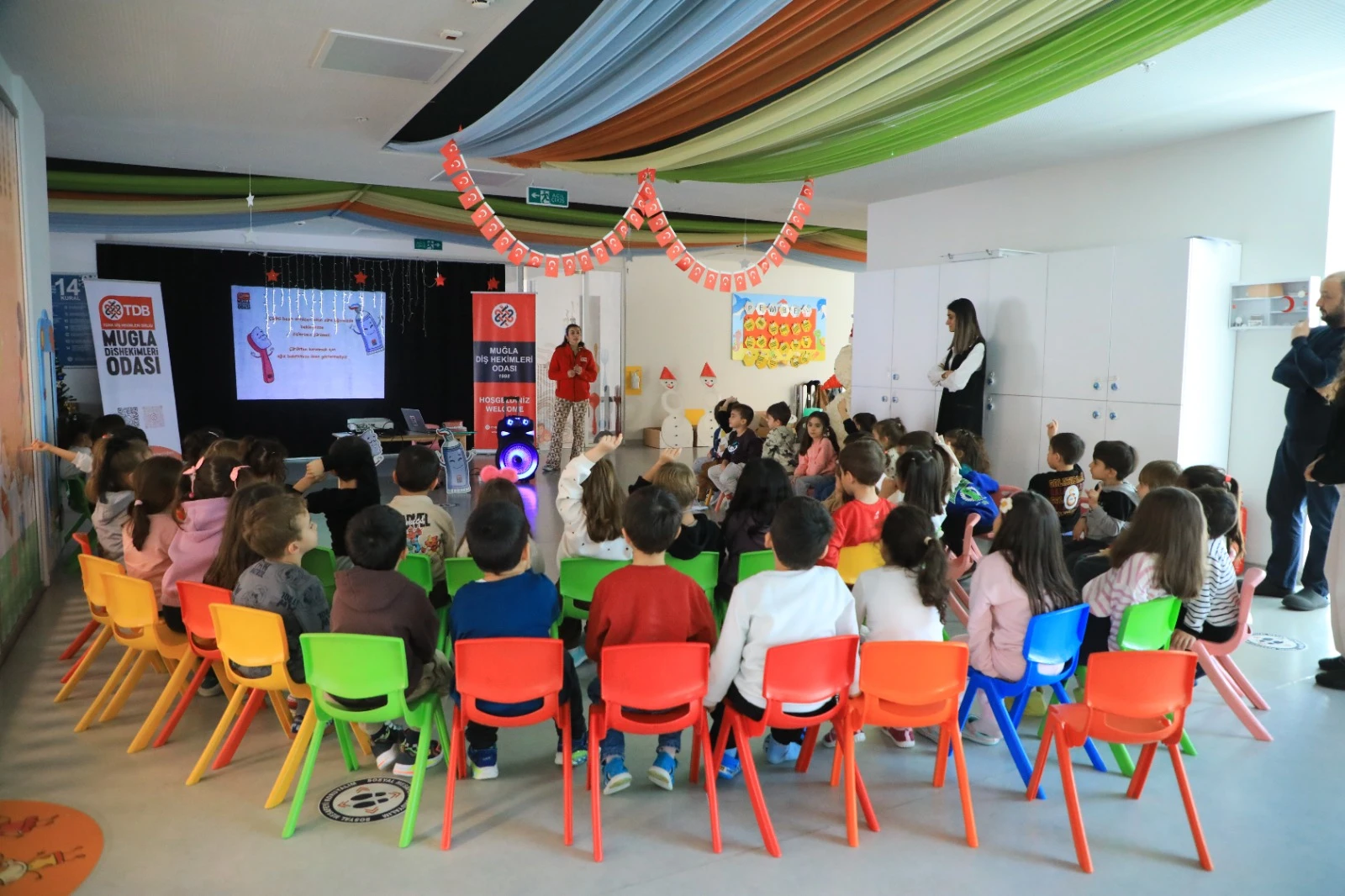 Minikler Diş Fırçalamanın Püf Noktalarını Öğrendi