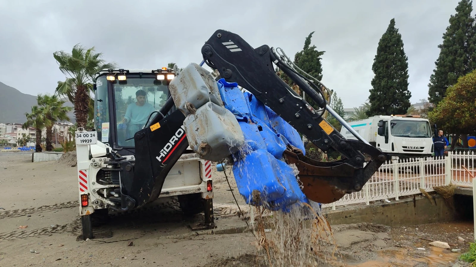 Kanaldan Yüzer İskele Çıktı, Sahiller Temizlendi