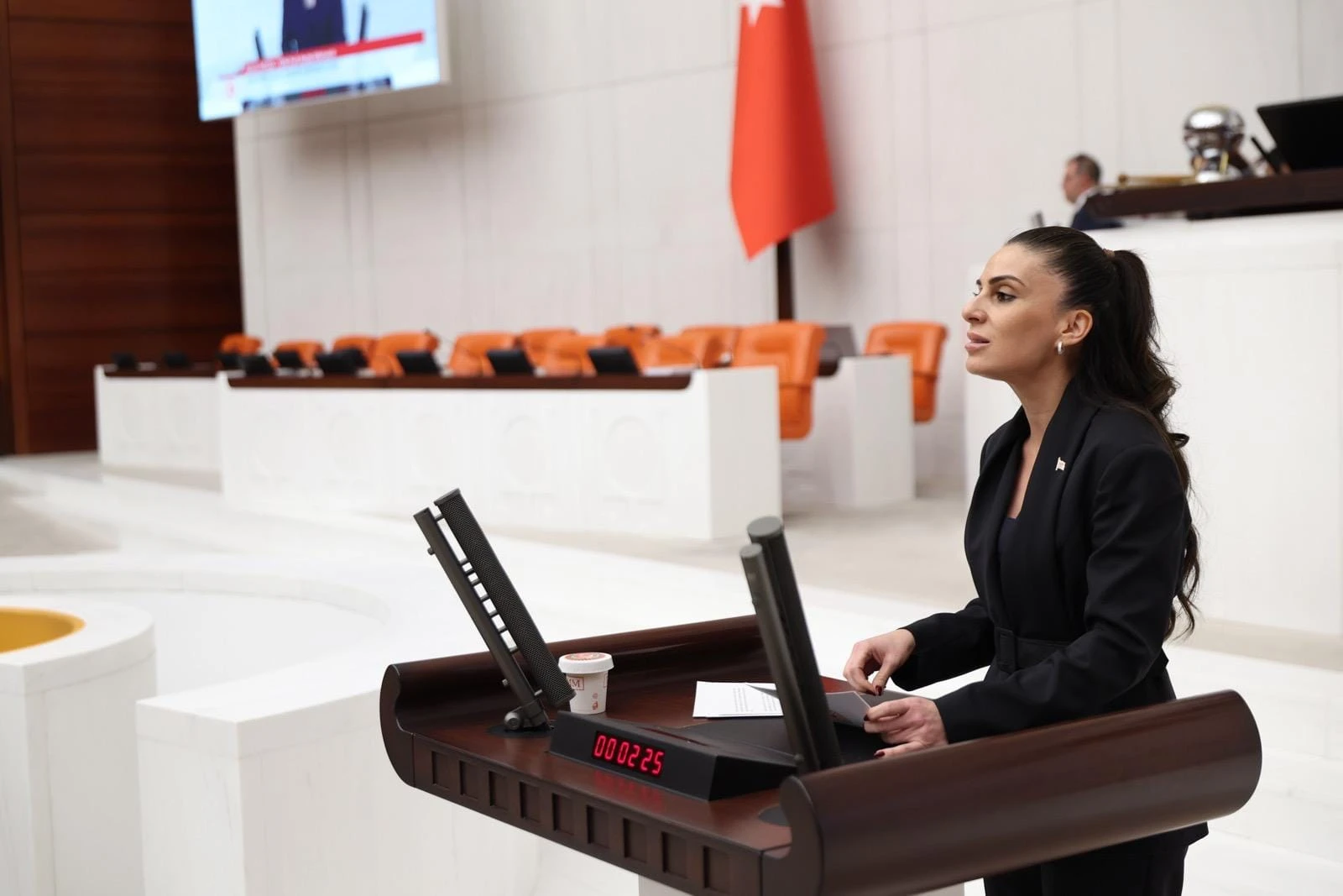 Gizem Özcan’dan fon krizi çıkışı: “Paranın izini sürmeden sorumluları ortaya çıkaramayız”