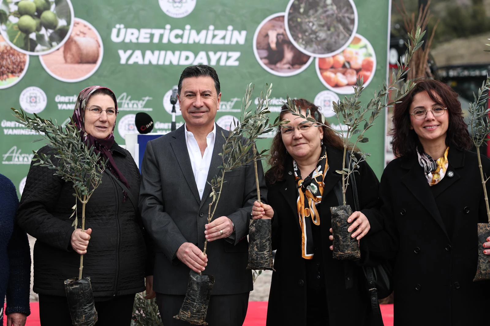 Her Kapıda Bir Fidan! Muğla’da 159 Bin Zeytin ve Ceviz Fidanı Dağıtıldı