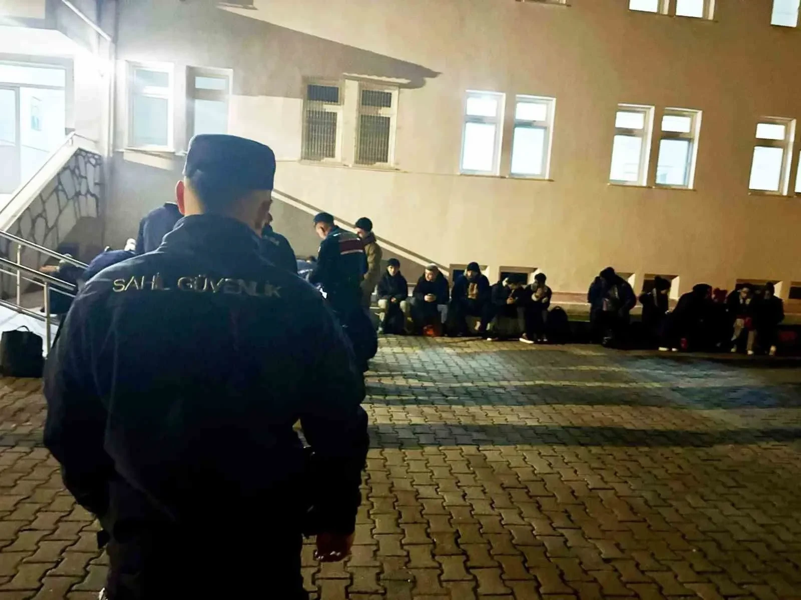 Geren Koyu’nda Kaçak Geçiş Engellendi: 33 Göçmen Göç İdaresine Teslim Edildi