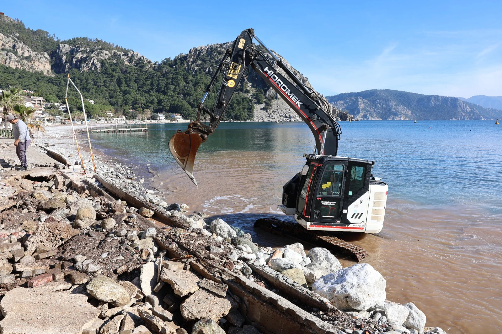 Fırtına Sonrası Şok Görüntü: Turunç Sahil Yolu Onarılıyor