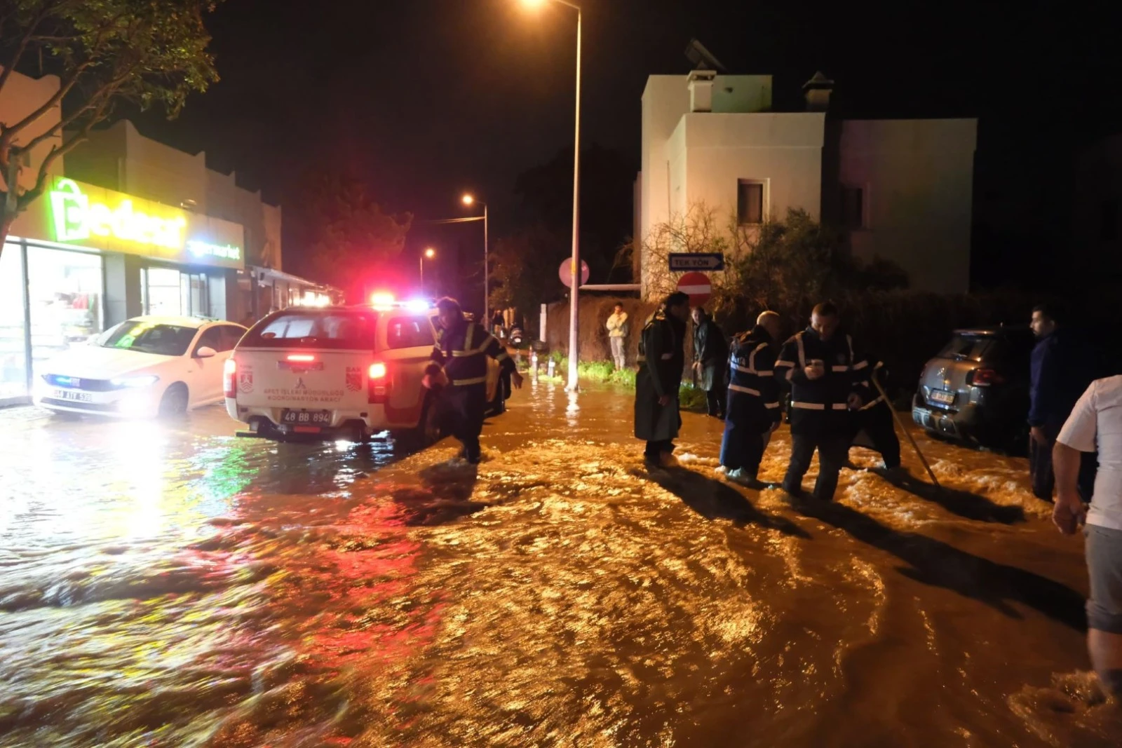 Metrekareye 100 Kg Yağmur Bodrum’u Vurdu, Belediyeden Yoğun Mesai