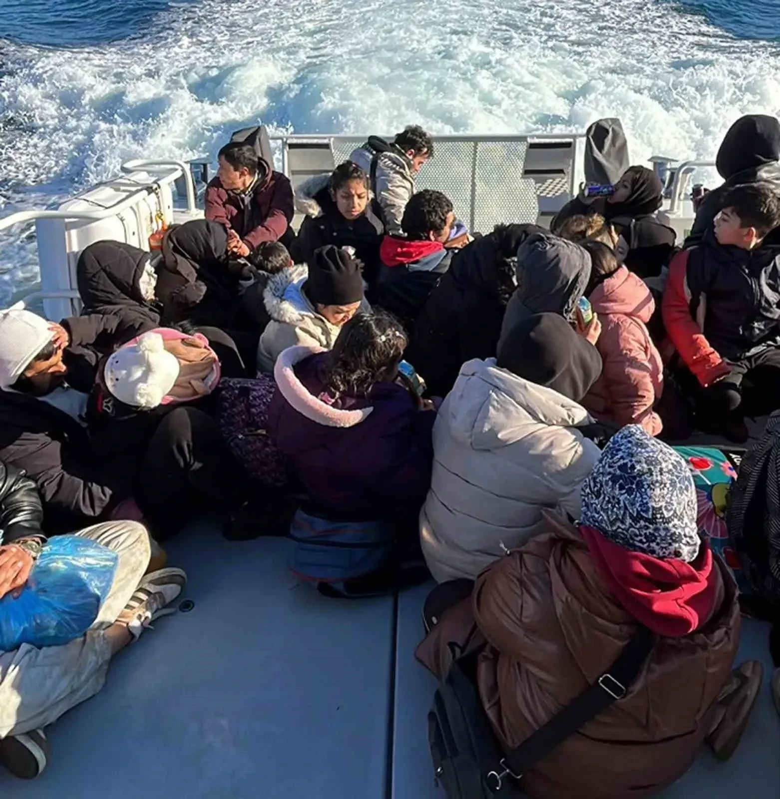 Kazıklı Koyu’nda Kaçak Göçmen Alarmı: 44 Kişi Kurtarıldı