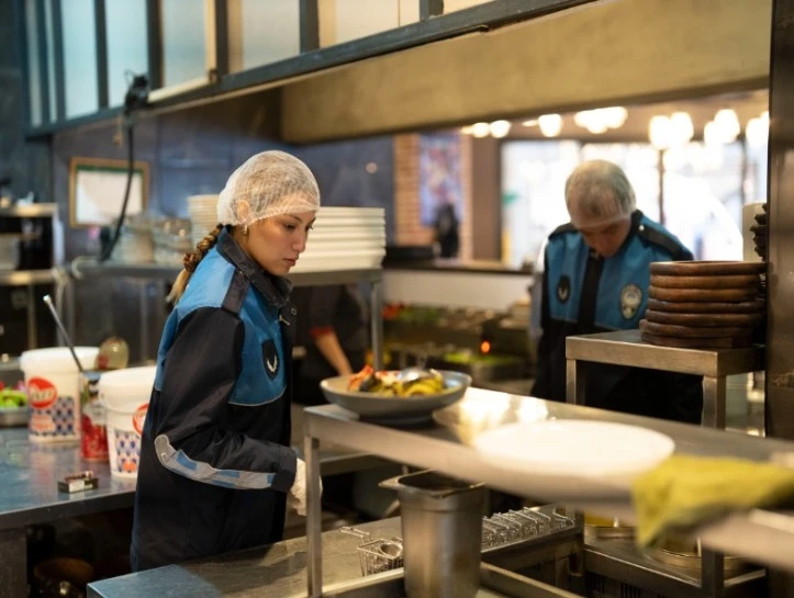 Vatandaş Fark Etmedi, Zabıta Yakaladı! AVM Rafları Mercek Altında