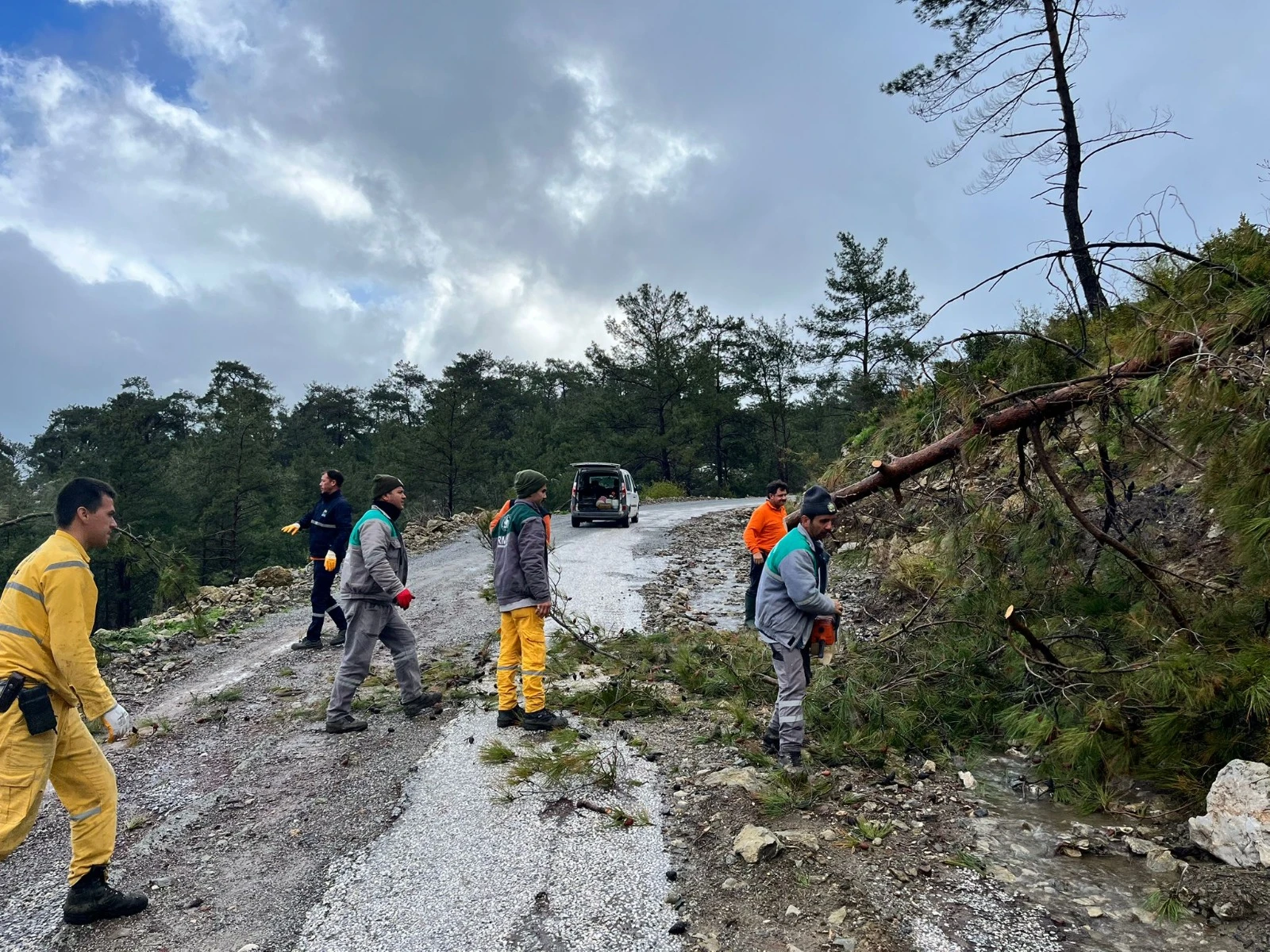 Marmaris’te Fırtına Alarmı: Ekipler Gece Boyunca Sahadaydı