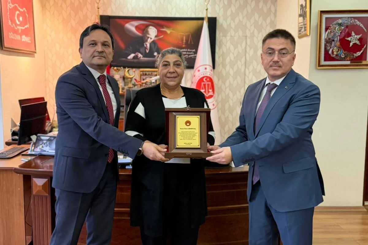 Şehit Annesine Adliyeden Plaketli Veda