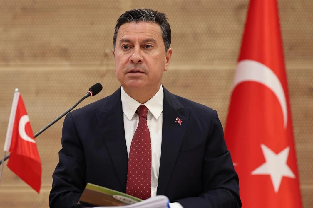 Ahmet Aras’tan Özgür Özel’e destek