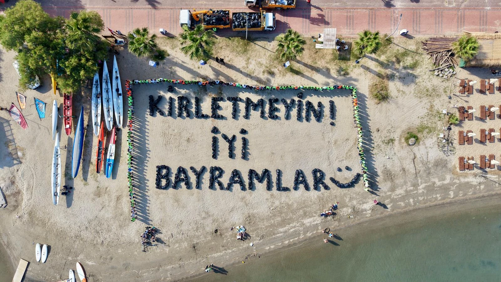 Çöplerle Yazdılar: “Kirletmeyin! İyi Bayramlar”