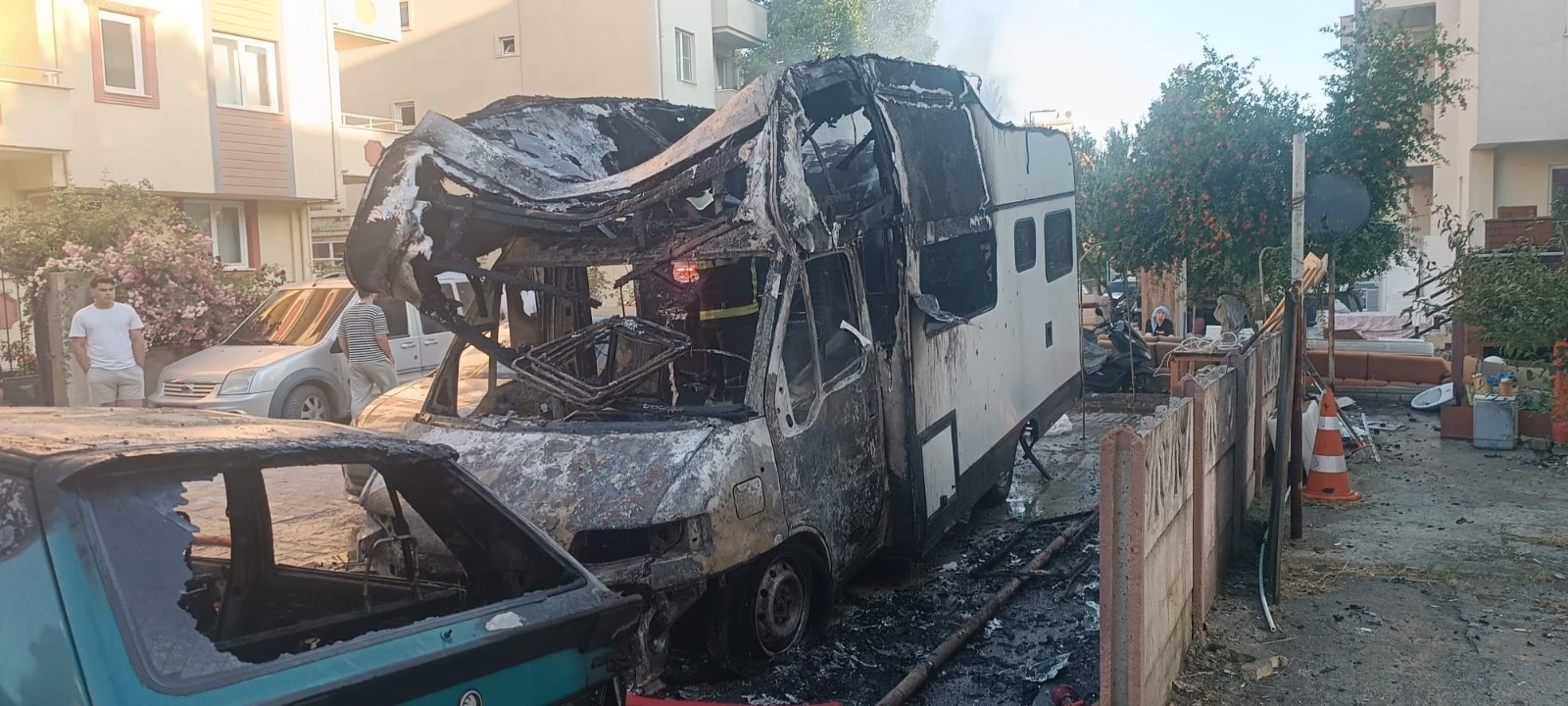 Kötekli’de Karavan Yangını: İki Araç Alevlere Teslim Oldu