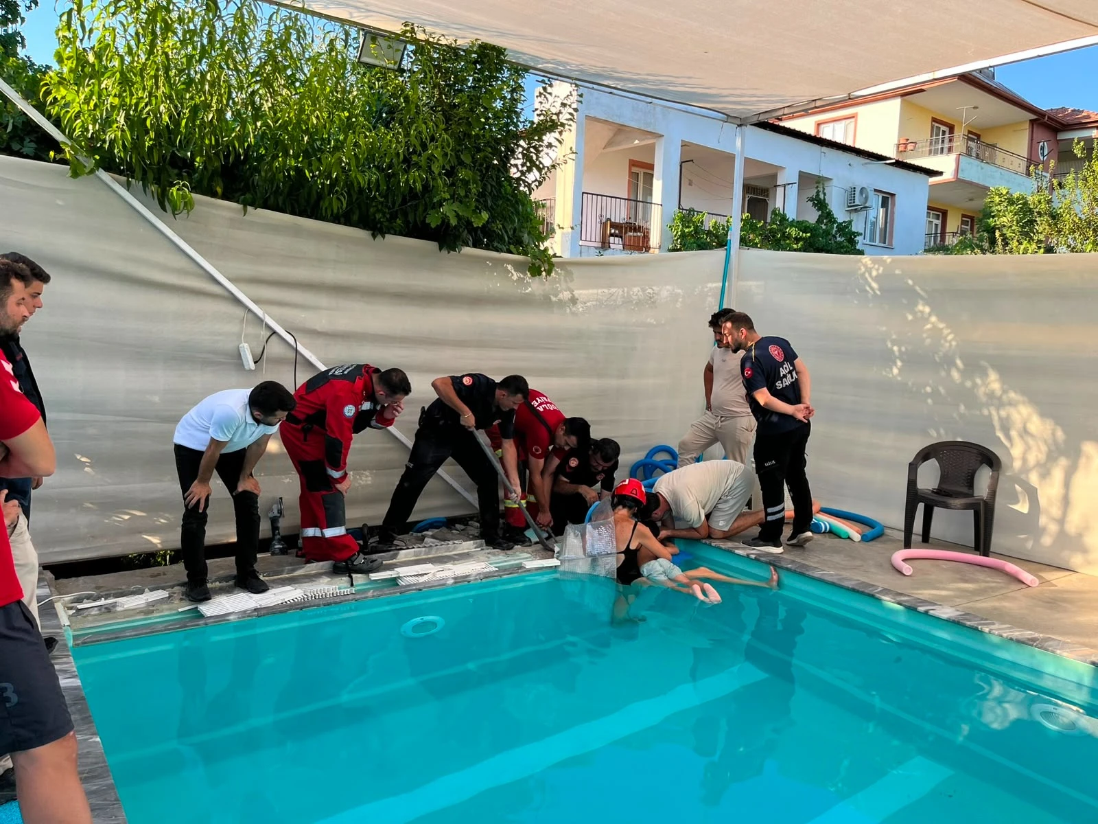 Havuzdaki Korku Dolu Anlar! 4 Yaşındaki Çocuğun Kolu Boruya Sıkıştı