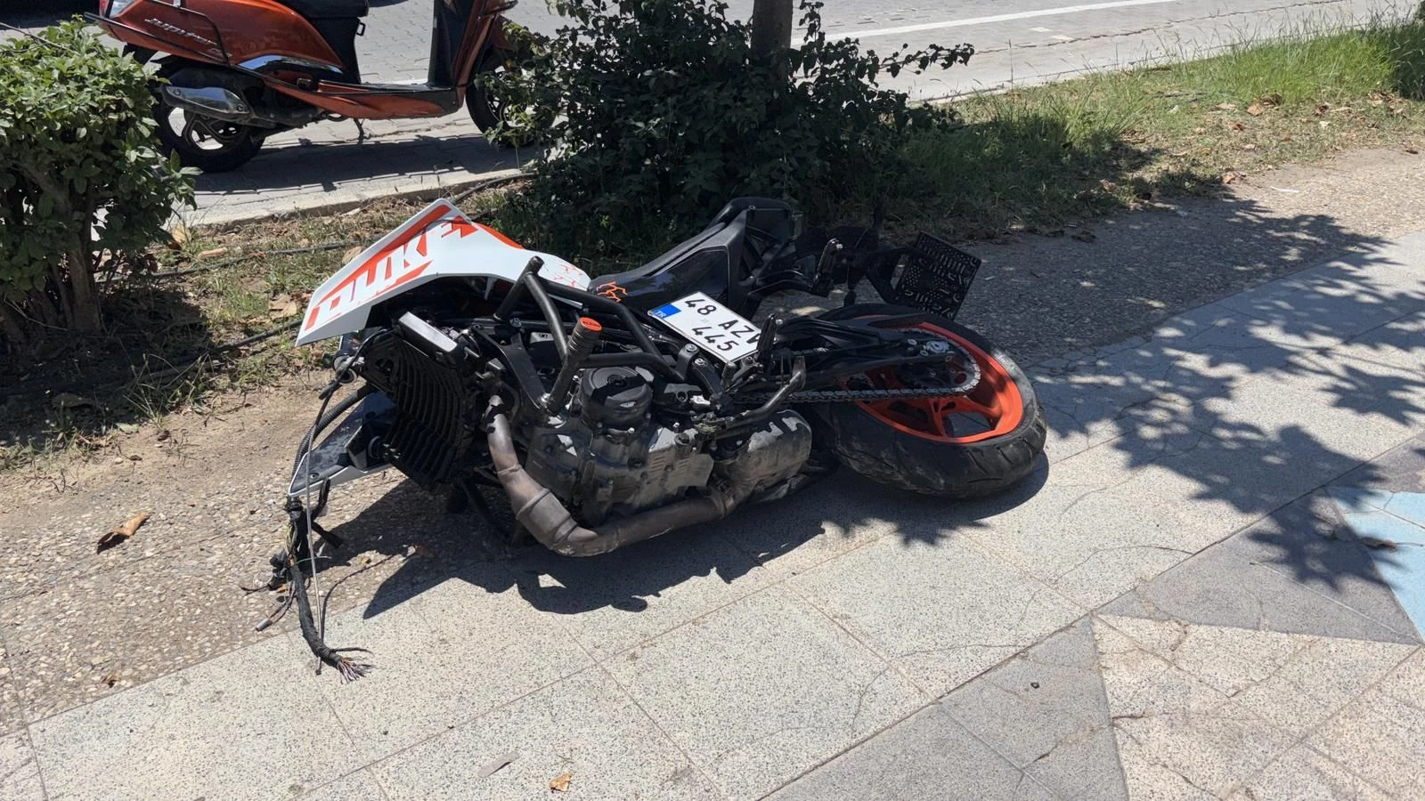 Marmaris'te Korkunç Kaza! Motosiklet Ağaca Çarptı, 50 Metre Sürüklendi