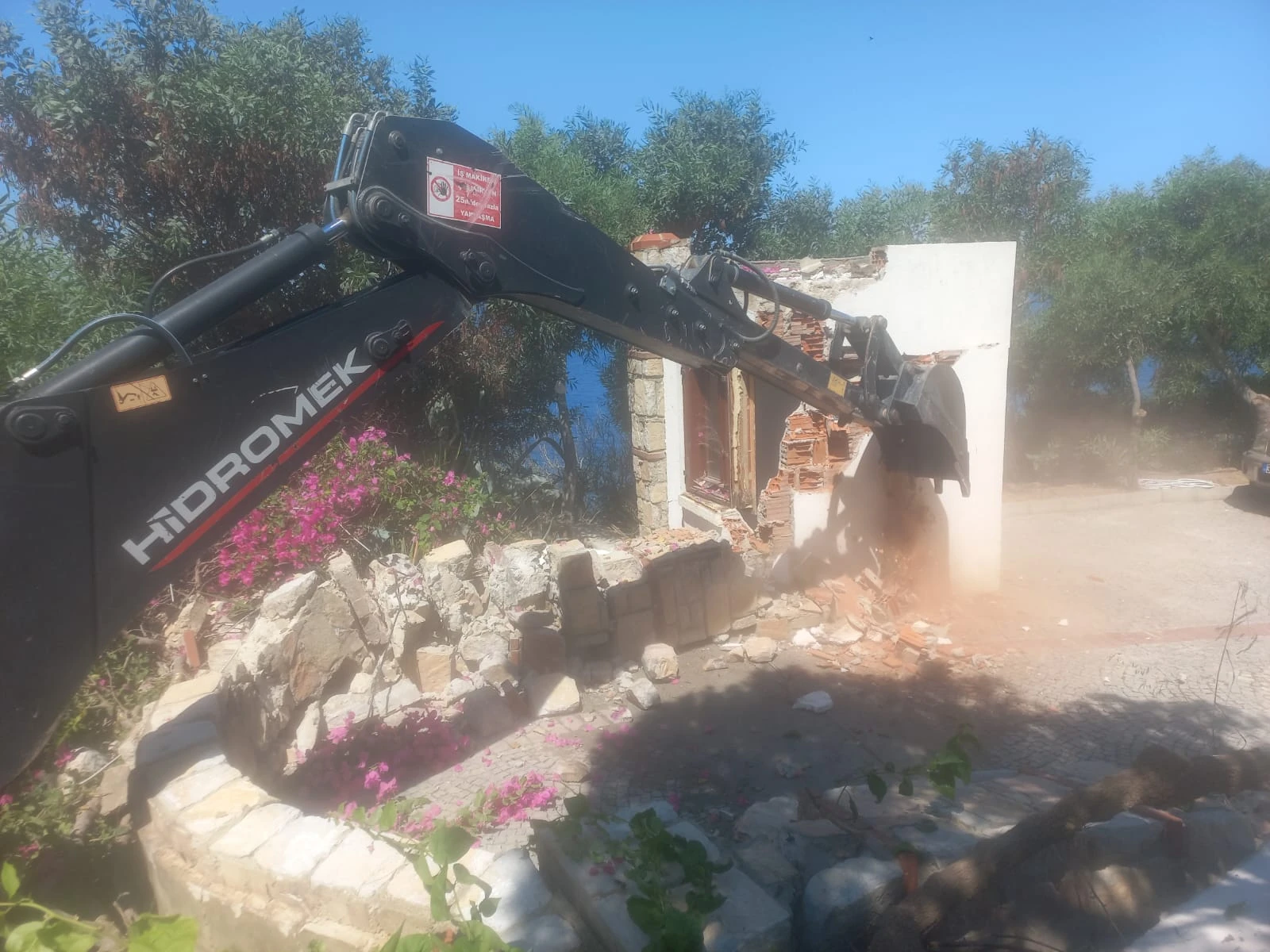 Sahili İşgal Edenlere Balyoz! Kaçak Duvarlar Yerle Bir Edildi