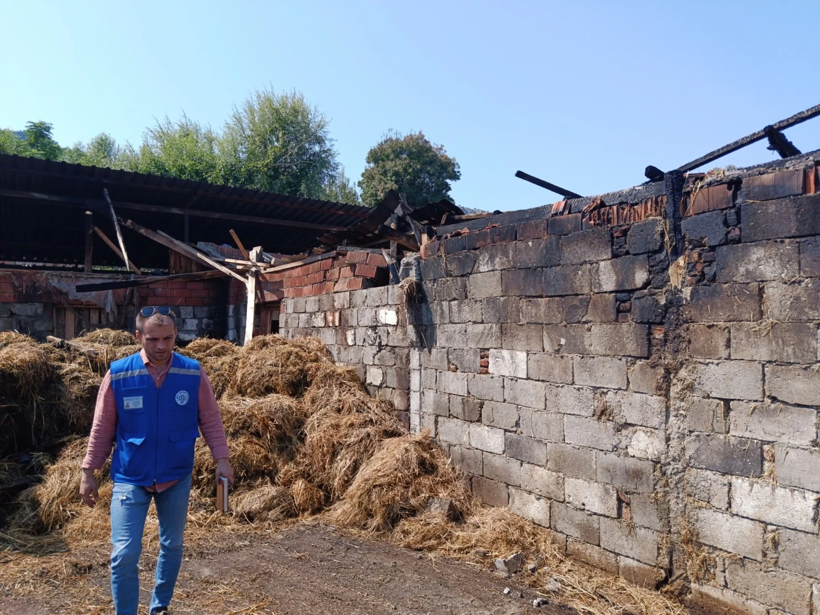 Ortaca’da Ahır Yangını: 500 Balya Kül Oldu, Büyükşehir Üreticinin Yanına Koştu