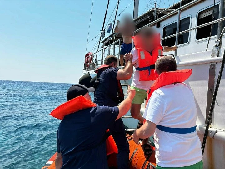 Marmaris’te Gezi Teknesi Karaya Oturdu, 11 Kişi Kurtarıldı