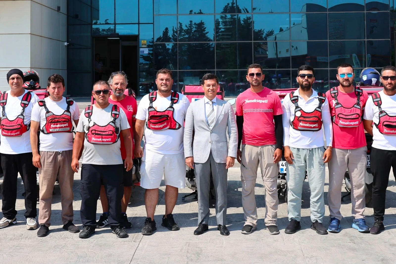 Marmaris’te Siraç İçin Örnek Dayanışma! Kuryeler Motosikletlerini Afişlerle Donattı