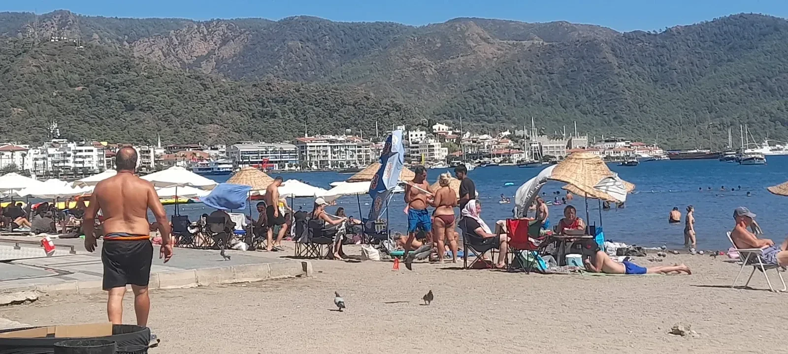Görenler Gözlerine İnanamadı! Ücretsiz Denilen Plajda İğne Atsan Yere Düşmüyor!